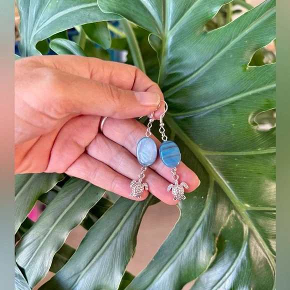 Mother of Pearl ~ Turtle Earrings - Picture 1 of 3